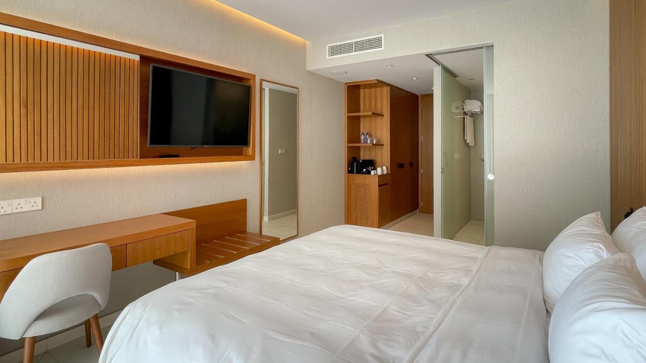 Radisson Beach Resort Larnaca Bagian luar foto