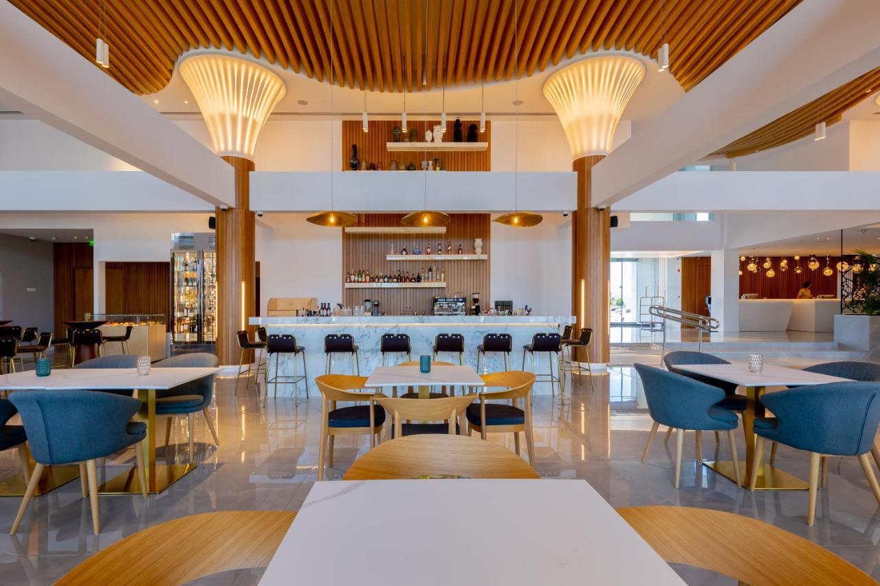 Radisson Beach Resort Larnaca Bagian luar foto