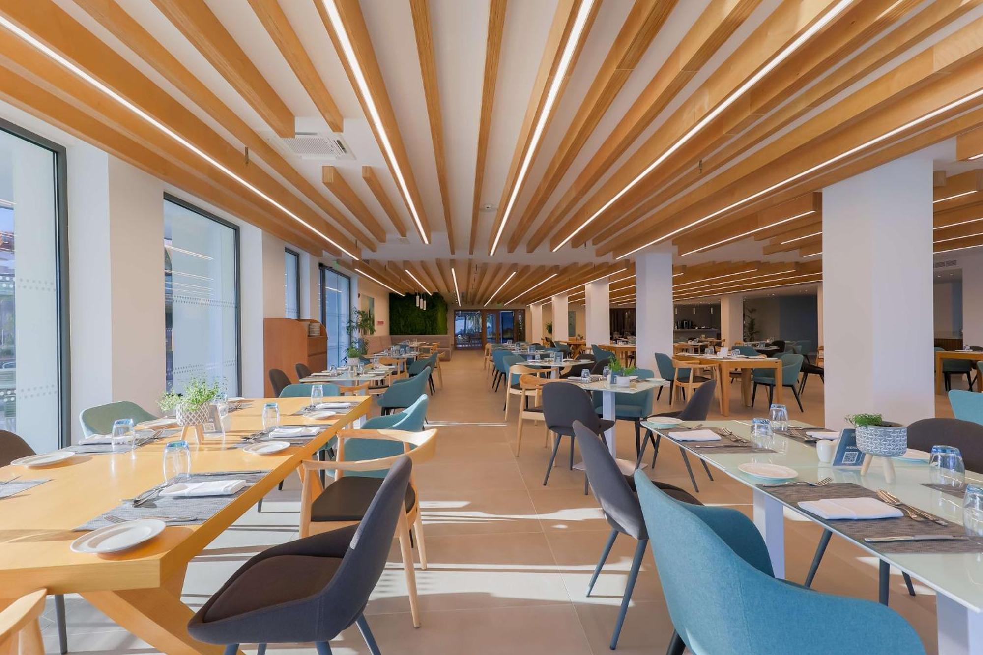 Radisson Beach Resort Larnaca Bagian luar foto