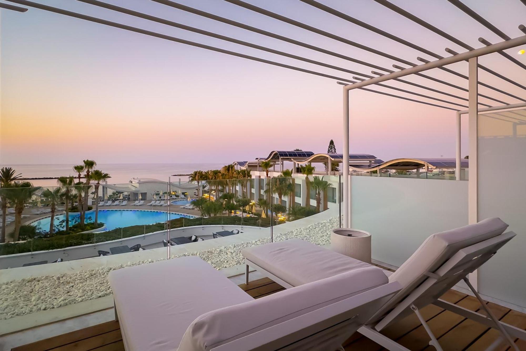 Radisson Beach Resort Larnaca Bagian luar foto