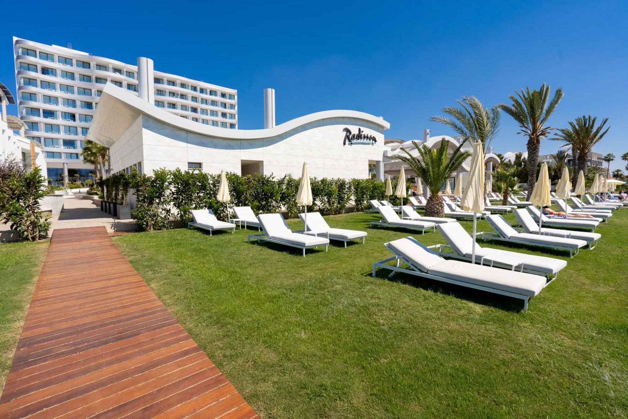 Radisson Beach Resort Larnaca Bagian luar foto