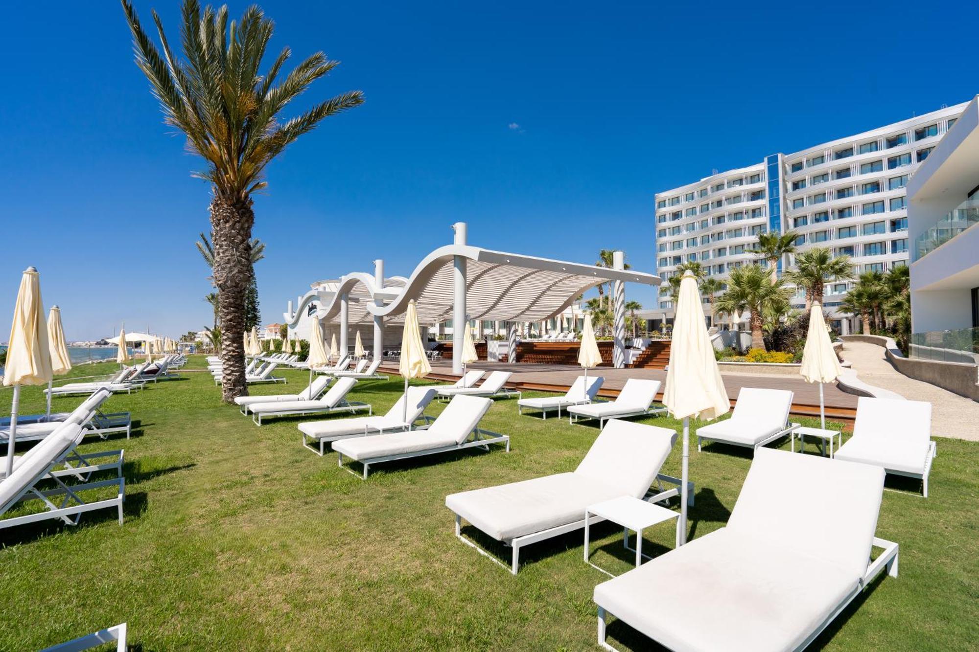 Radisson Beach Resort Larnaca Bagian luar foto
