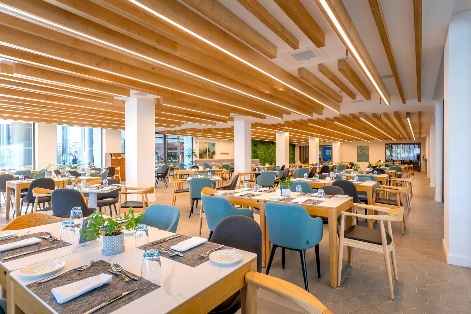 Radisson Beach Resort Larnaca Bagian luar foto